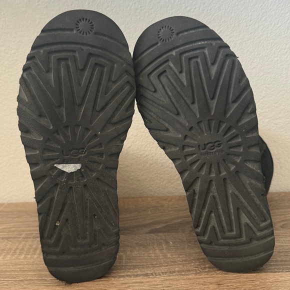 UGG Black Classic Short Boot, Size 6 - Picture 5 of 6